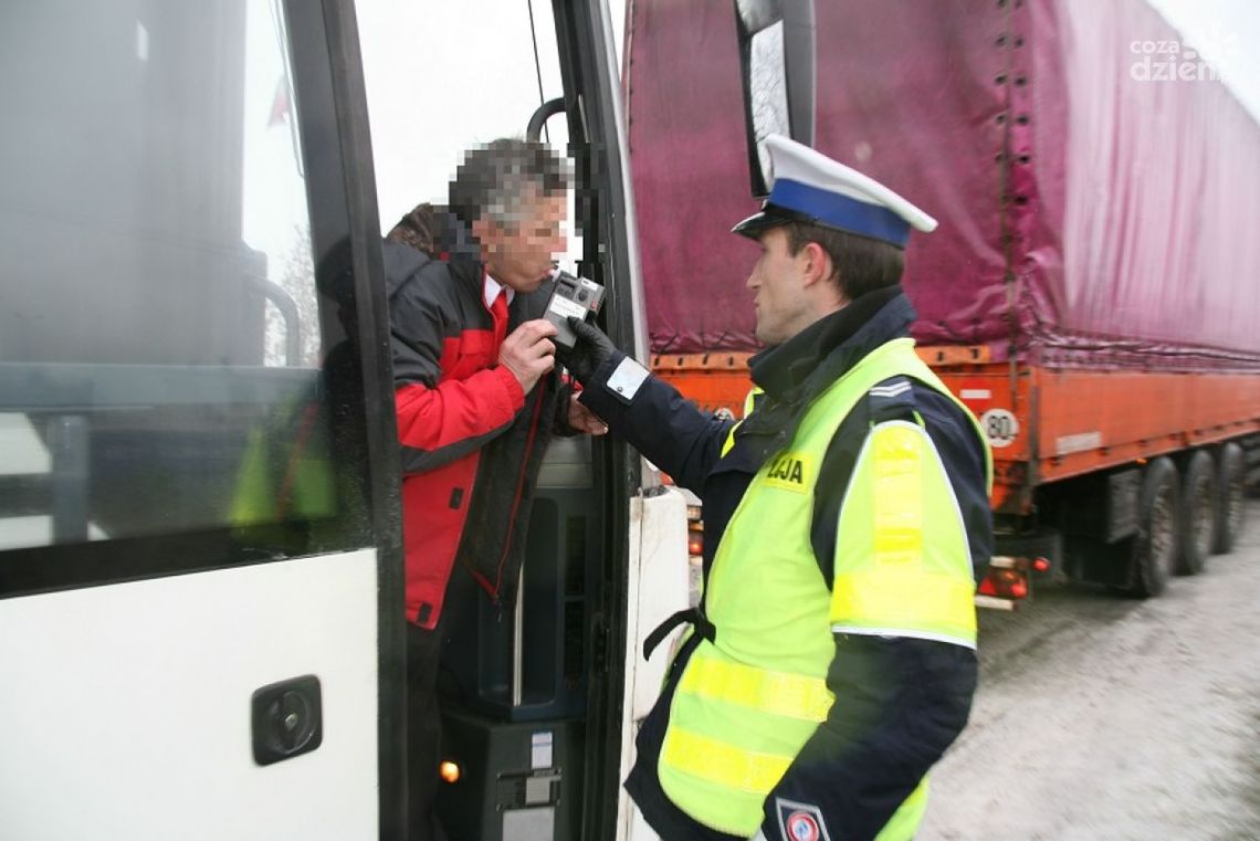 Pijany spowodował kolizję i uciekł. A drugi na ciągniku... Pijany spowodował kolizję i uciekł. A drugi na ciągniku...