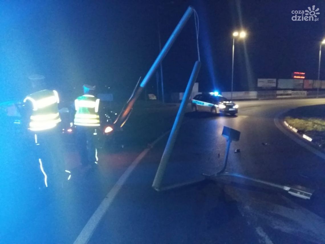 Pijany z sądowym zakazem wjechał w latarnię