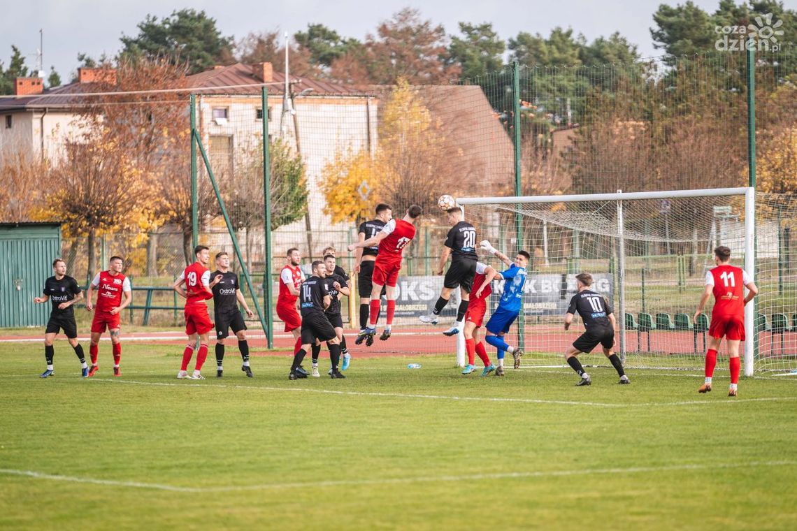 Pilica Białobrzegi pokonała Olimpię Zambrów. Goście kończyli mecz w ośmiu!