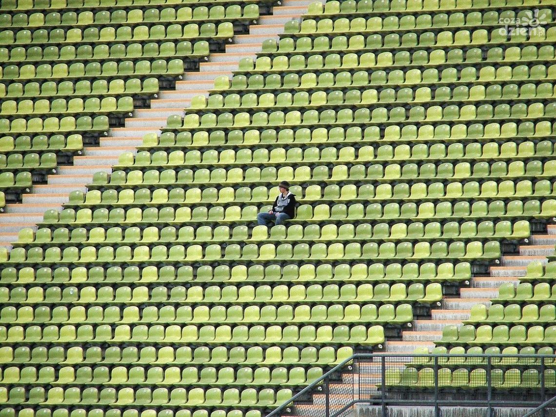 Piłka nożna wraca na boisko, ale walka z pandemią potrwa jeszcze długo