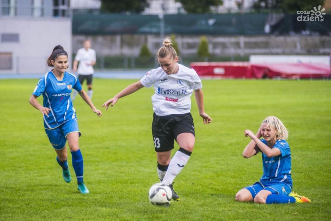 Piłkarki z Sosnowca lepsze od Sportowej Czwórki Piłkarki z Sosnowca lepsze od Sportowej Czwórki