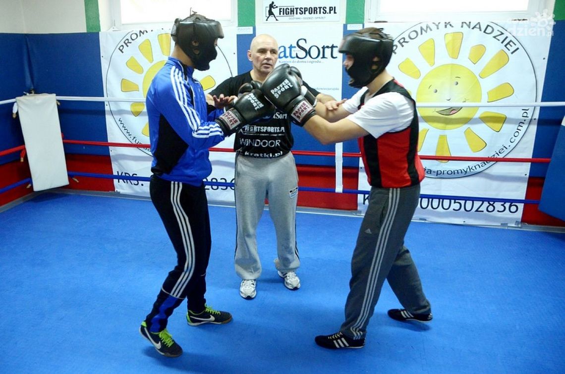 Piłkarze i pięściarze Broni trenowali razem Piłkarze i pięściarze Broni trenowali razem