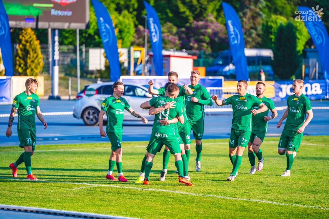 Piłkarze Radomiaka Radom świętowali awans do PKO Ekstraklasy na stadionie [WIDEO]