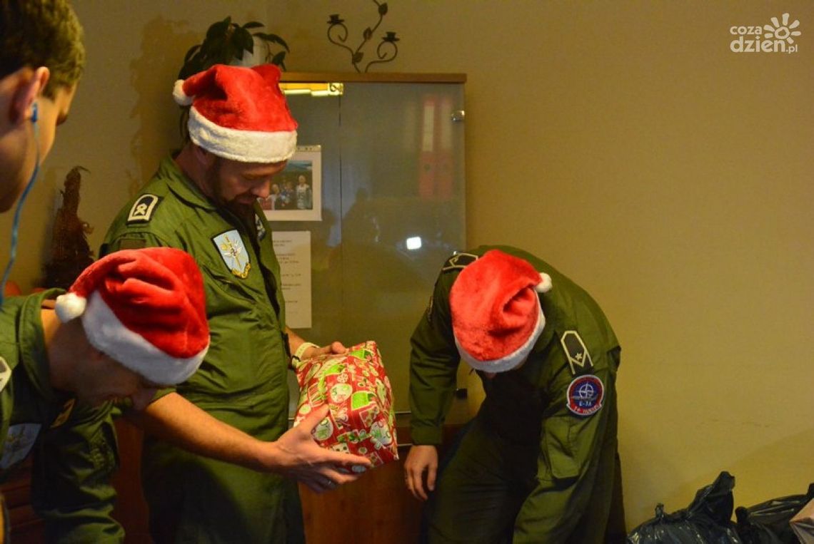 Piloci rozdawali prezenty