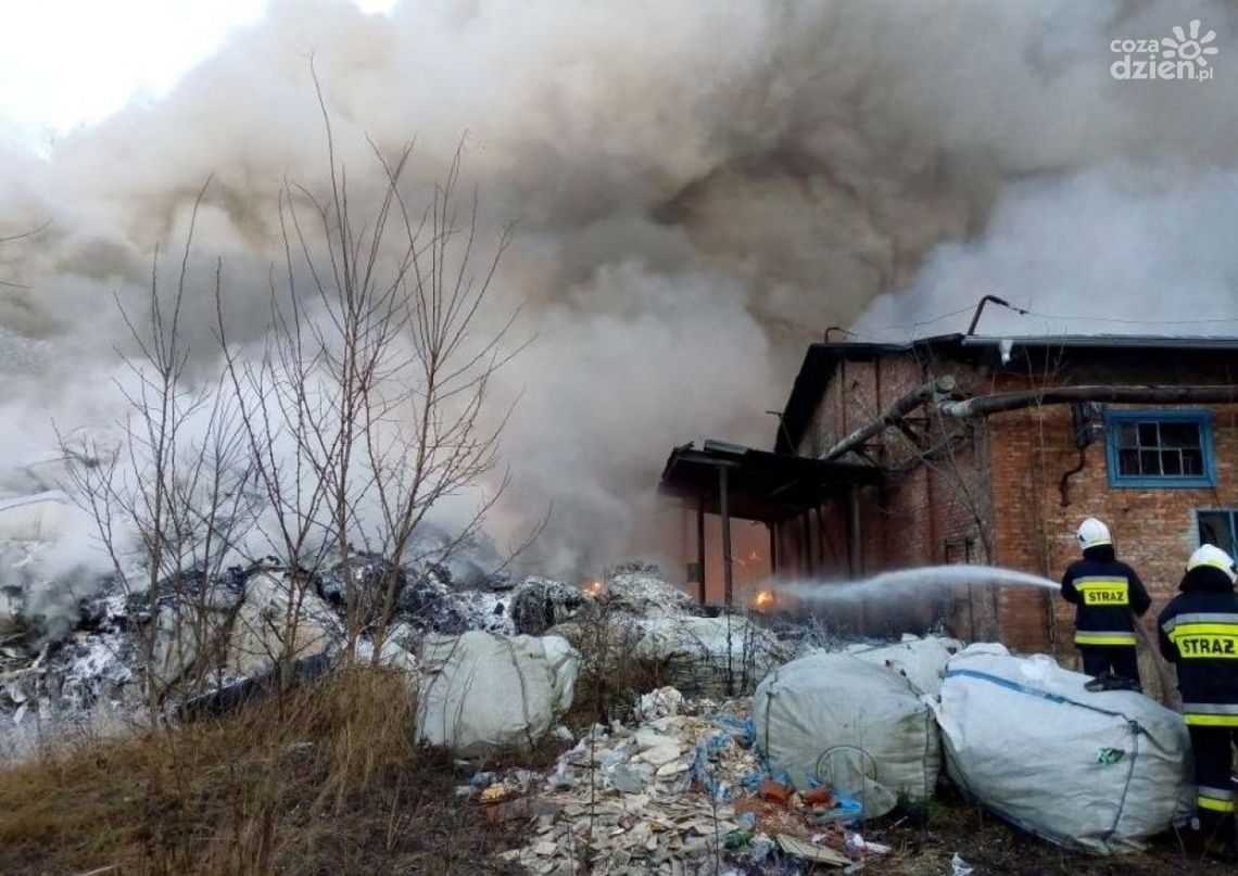 Pionki. Groźny pożar odpadów tworzyw sztucznych