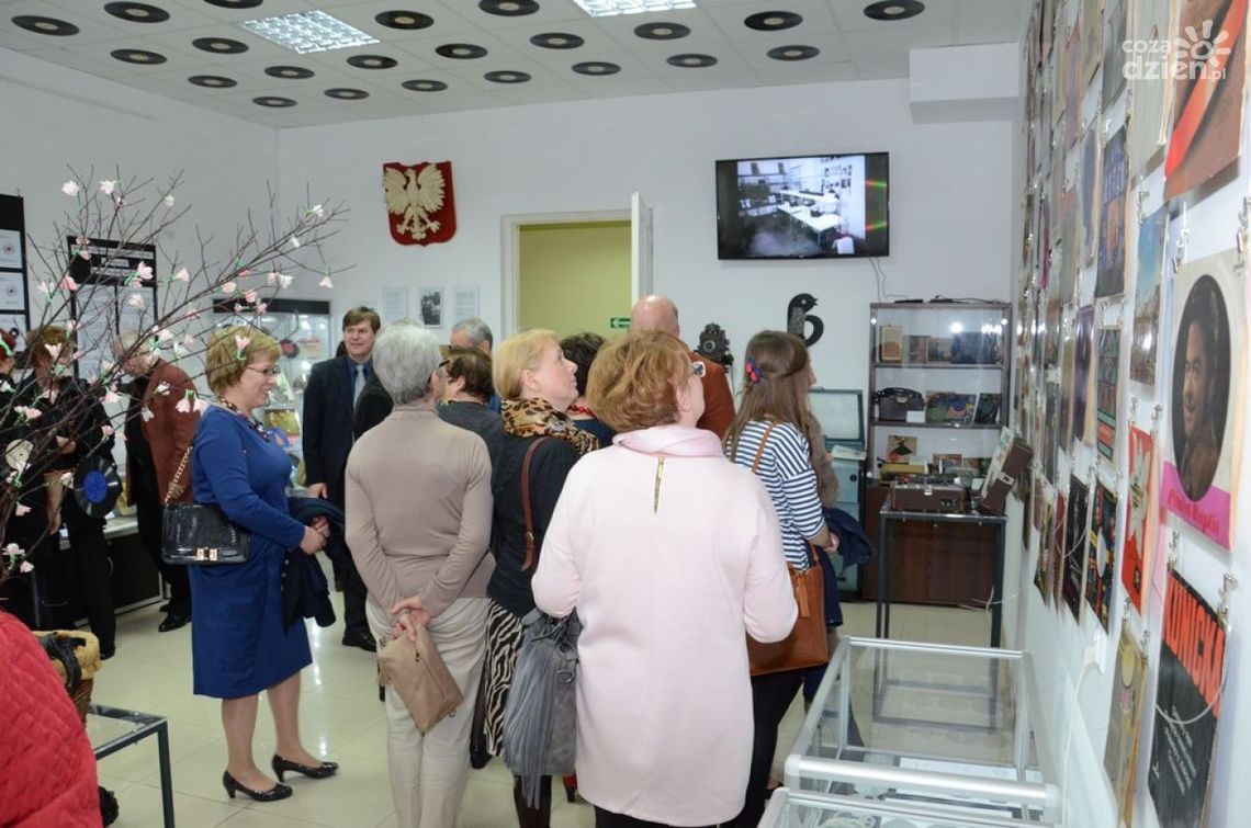 PIONKI. Izba czarnej płyty otwarta