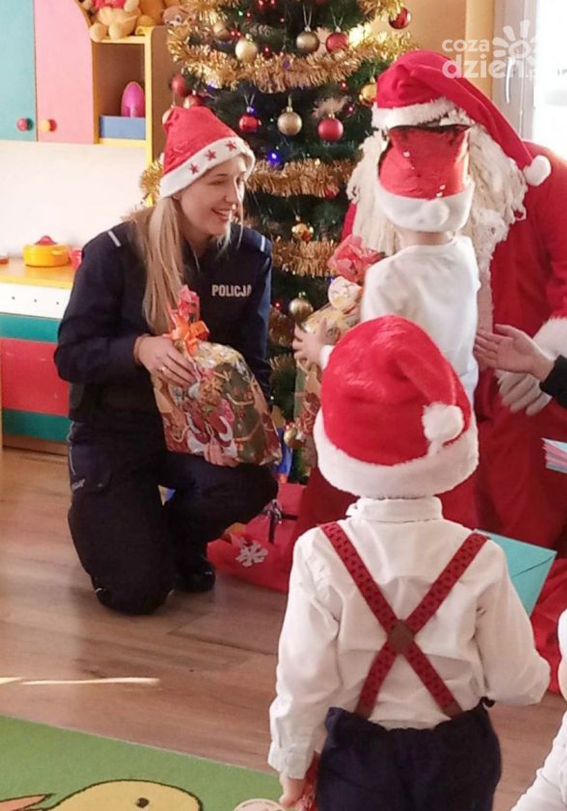 Pionki. Policjanci rozdawali prezenty