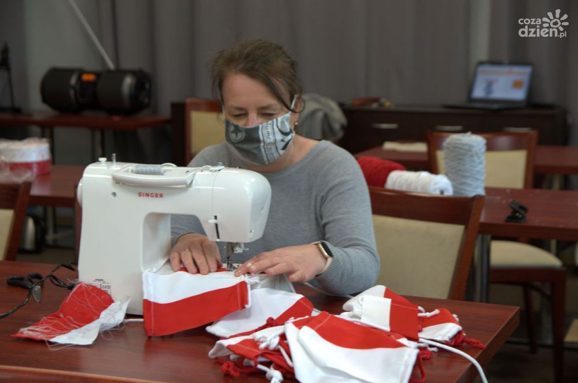 Pionki. Pracownicy CAL szyją patriotyczne maseczki
