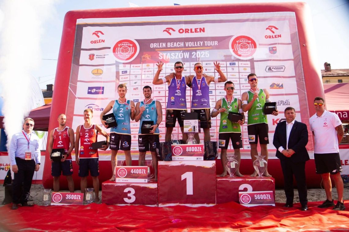 Piotr Filipowicz na podium w zawodach cyklu Orlen Beach Volley Tour