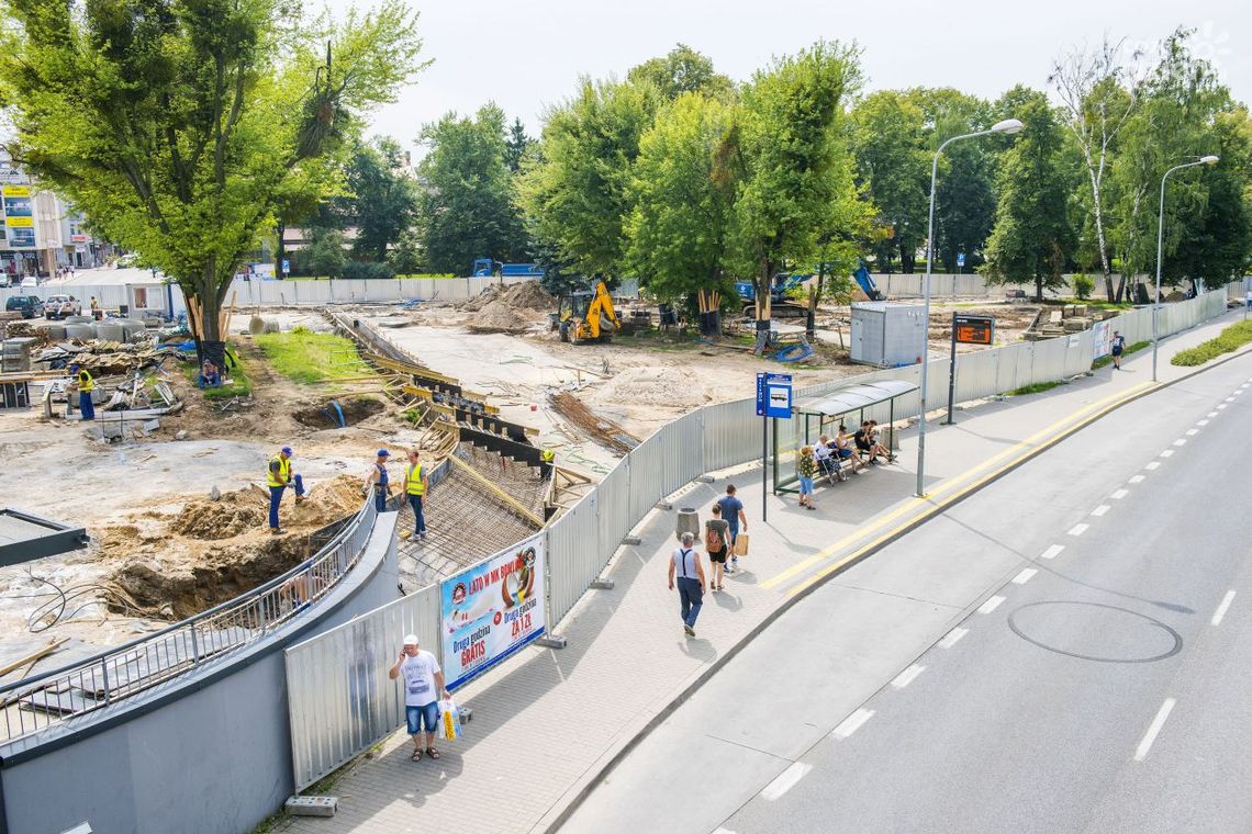 Plac Jagielloński z kolejnym opóźnieniem