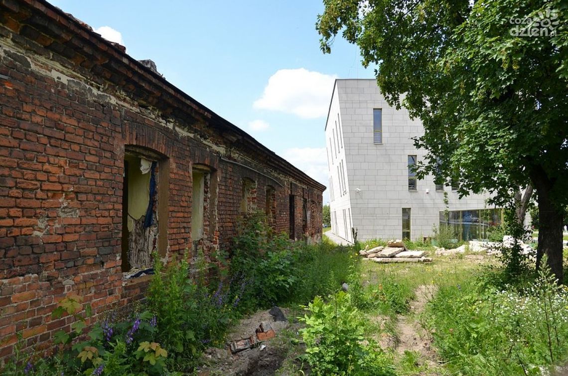 Plac przy archiwum sprzedany - rudera zniknie Plac przy archiwum sprzedany - rudera zniknie