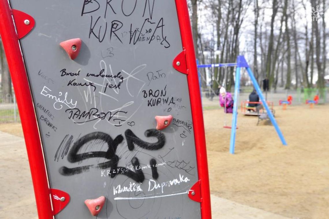 Plac zabaw w parku Kościuszki zdewastowany