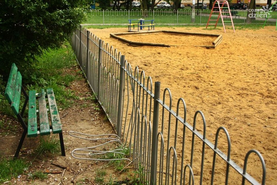 Place zabaw: bezpańskie psy, wandale i toksokaroza Place zabaw: bezpańskie psy, wandale i toksokaroza