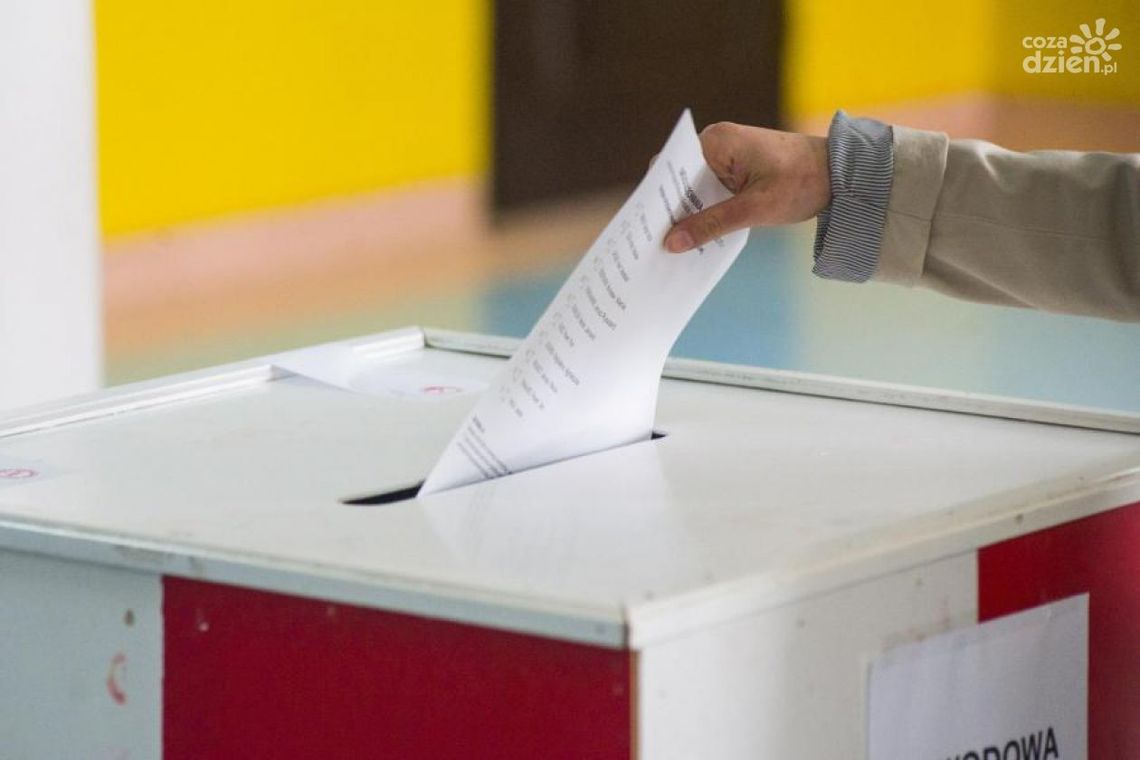 PLATFORMA TRACI – PiS BŁYSKAWICZNIE NADRABIA!!!