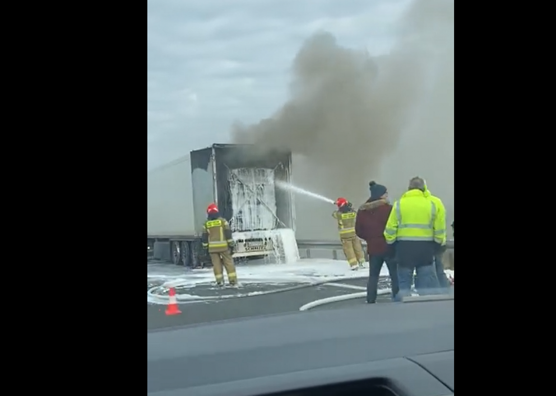 Płonie naczepa na S7. Droga w kierunku Warszawy zablokowana