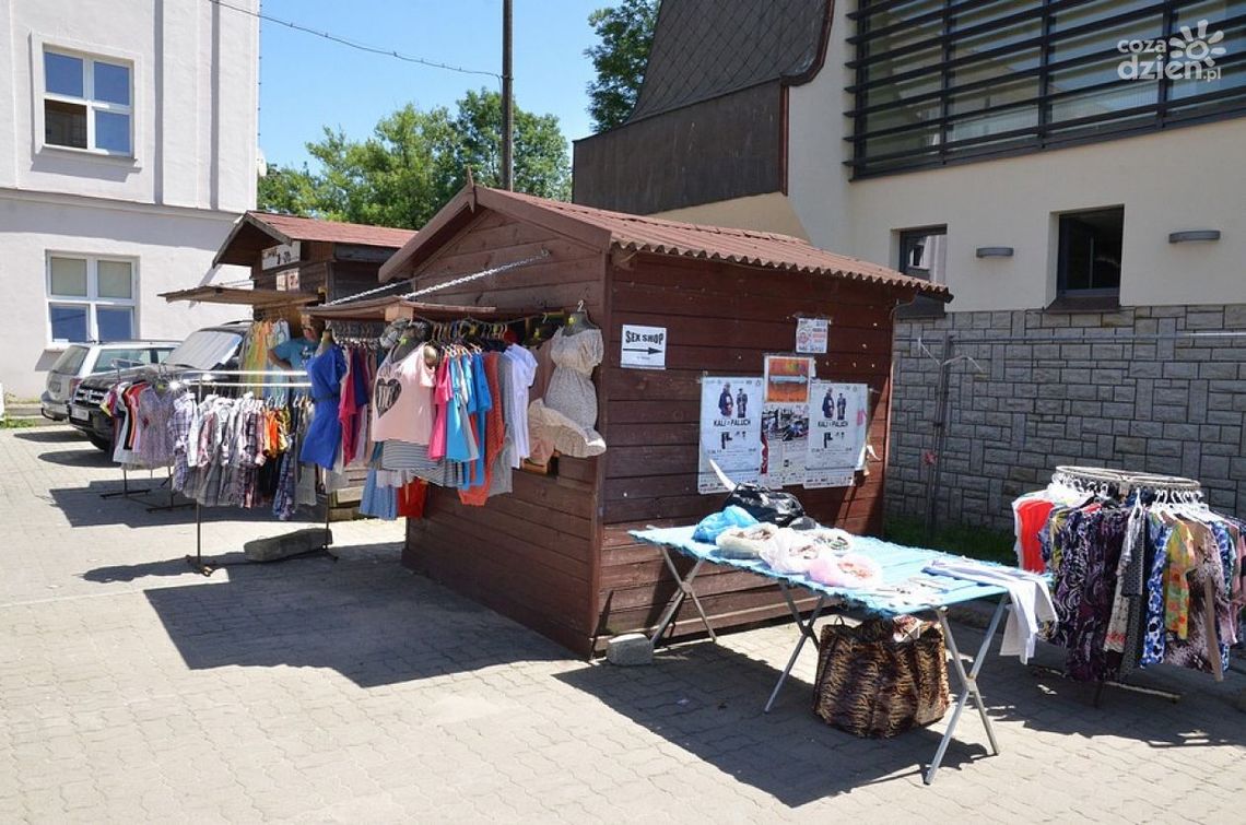 Po latach znikną budki przy dworcu PKP