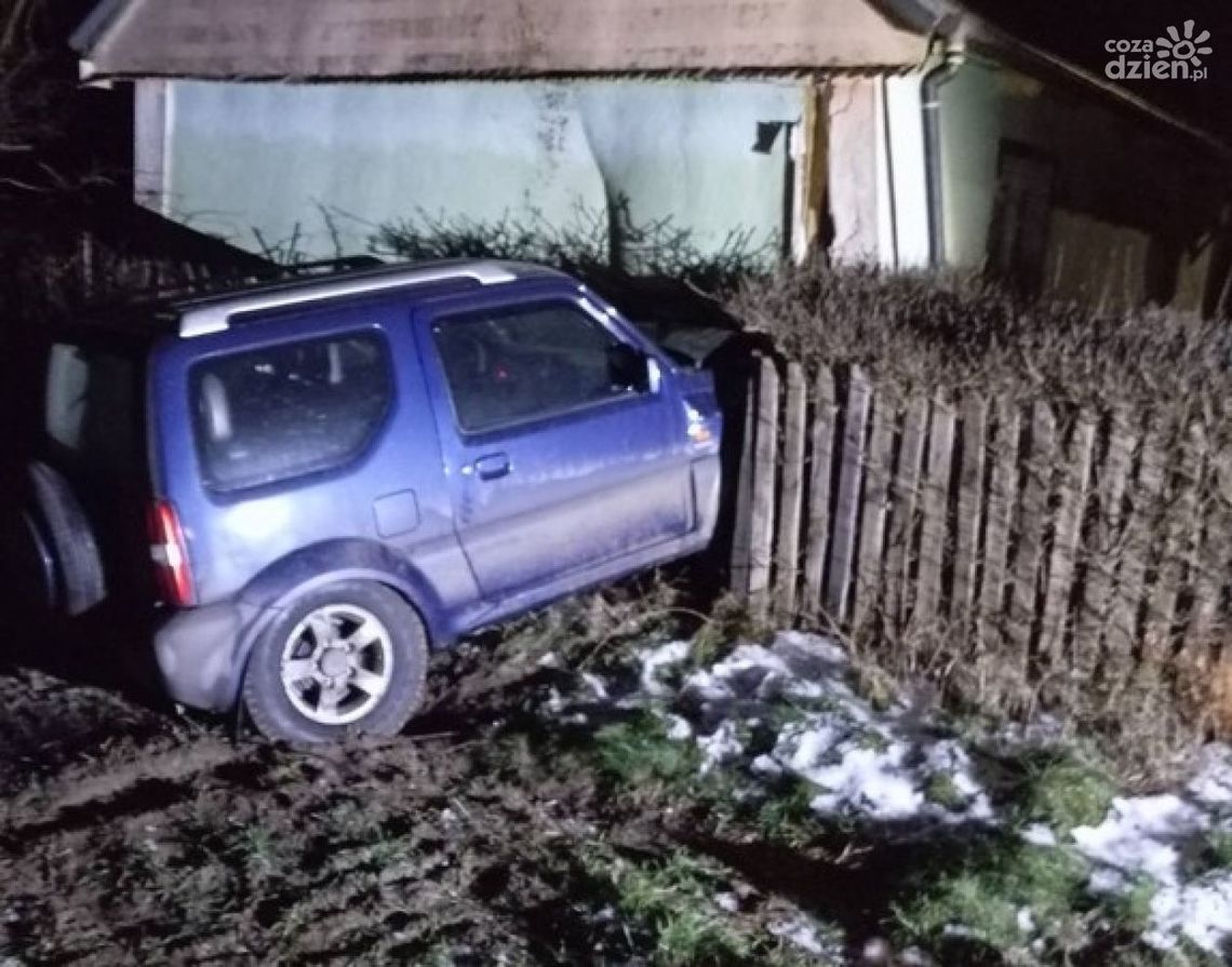 Po pijaku wjechał w dom i uciekł