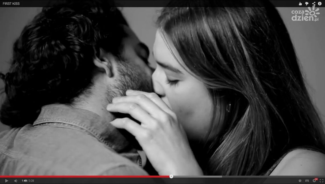 Pocałować namiętnie obcą osobę? Można? Można!