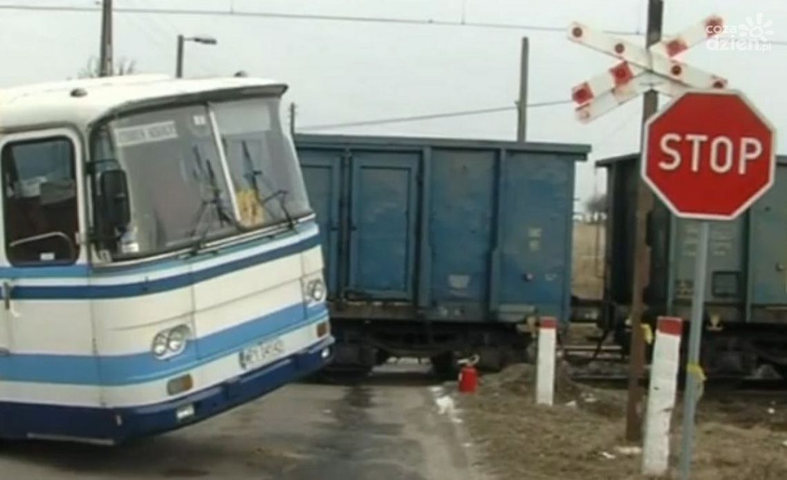 Pociąg uderzył w autobus przewożący dzieci do szkoły