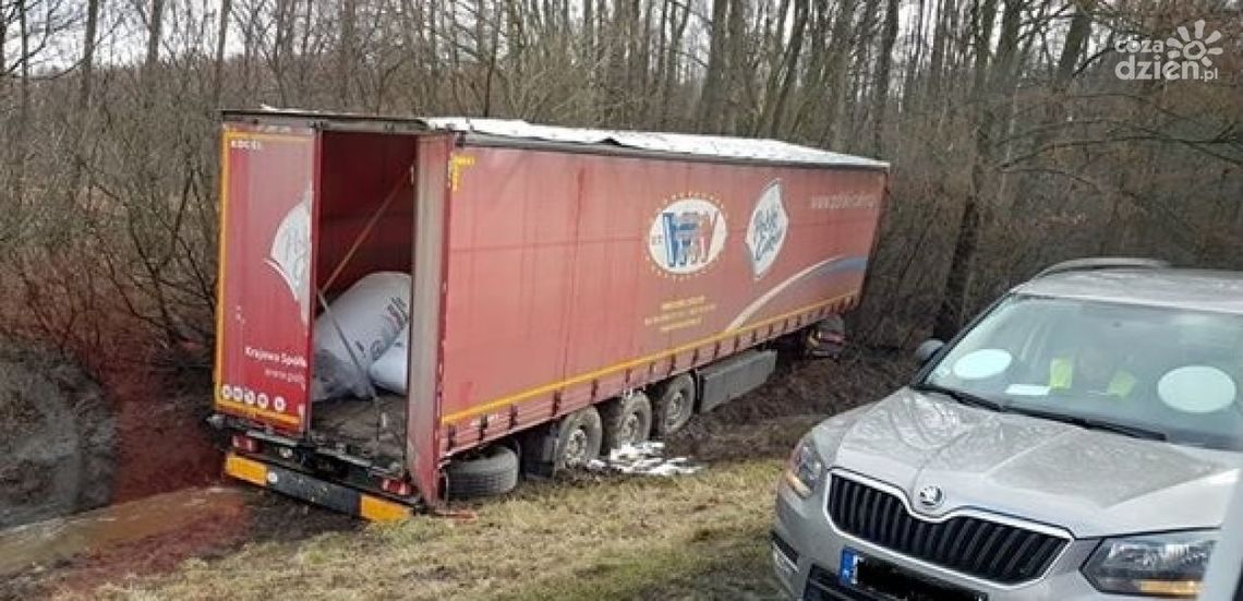 Podgóra. Tir z nawozem wjechał do rowu