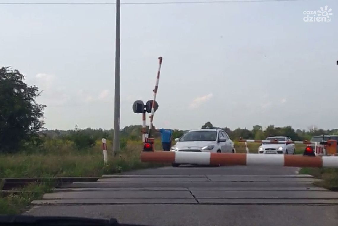 Podnosił szlaban na przejeździe kolejowym. Zobacz! 