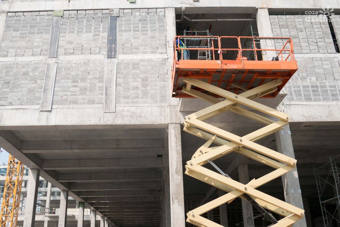 Podnośniki nożycowe – co musisz o nich wiedzieć? Podnośniki nożycowe – co musisz o nich wiedzieć?