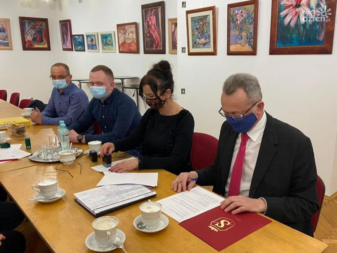 Podpisali umowę na remont Domu Kultury w Zwoleniu Podpisali umowę na remont Domu Kultury w Zwoleniu