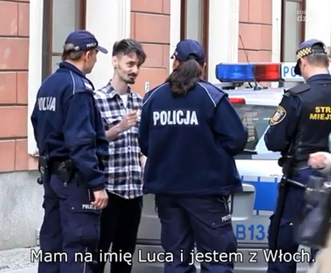 Podrywamy policjantkę. W jakim języku?