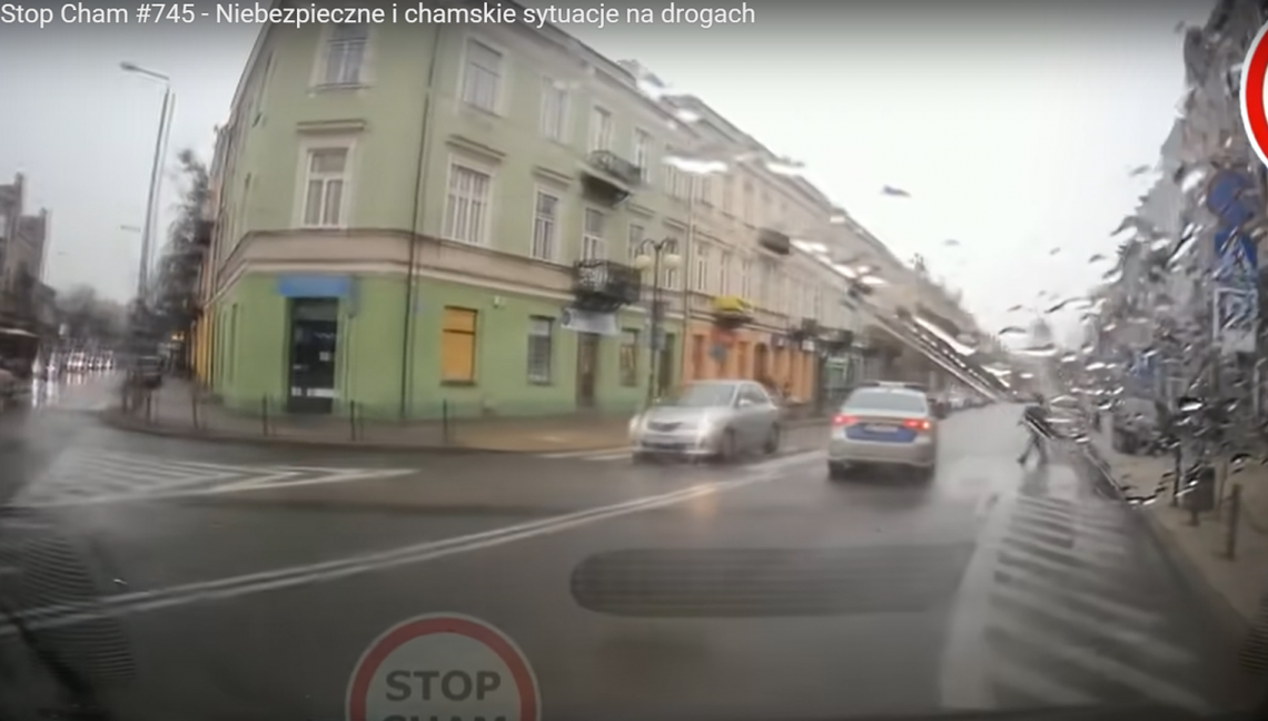Pojazd Straży Miejskiej nie ustąpił pierwszeństwa pieszemu [wideo]