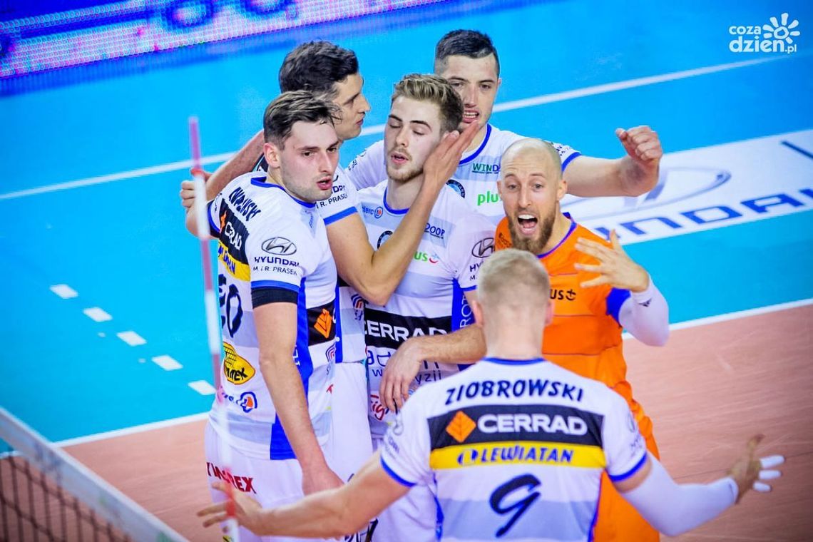 Pokaz siły "Wojskowych" Pokaz siły "Wojskowych"