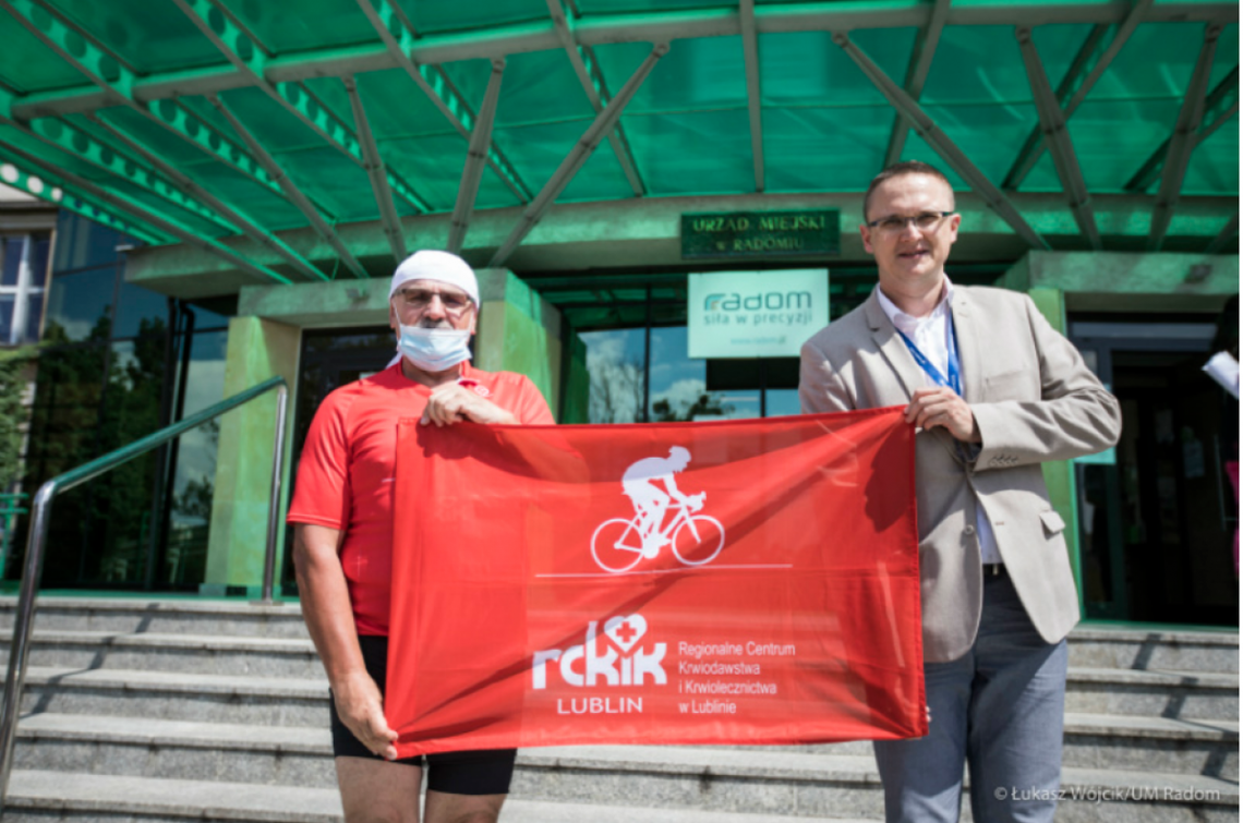 Pokona 2,5 tys. km na rowerze, aby zachęcać do oddawania krwi