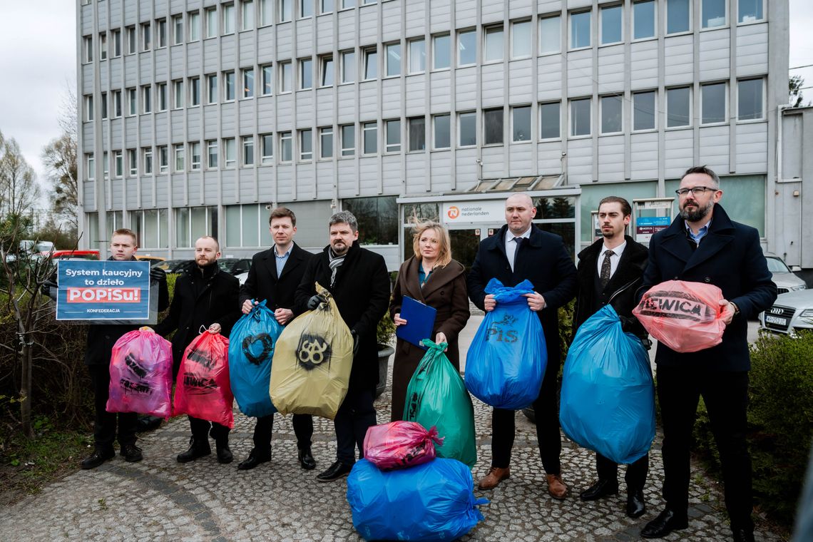 ,,Polacy zmuszeni do życia jak śmieciarze” Konfederacja ostro o systemie kaucyjnym ,,Polacy zmuszeni do życia jak śmieciarze” Konfederacja ostro o systemie kaucyjnym