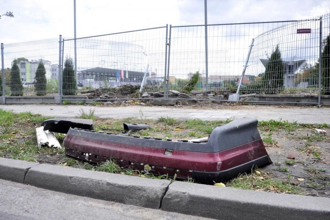 Policja bada jednak staranowanie ogrodzenia MOSiR