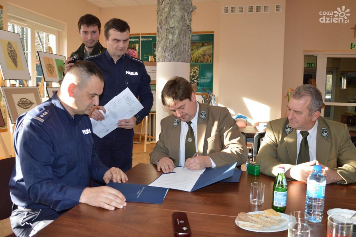 Policja współpracuje z leśnikami