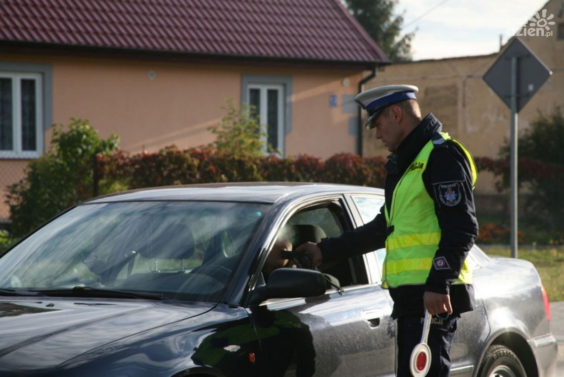 Policja zatrzymała pijanych kierowców. Jeden z nich spowodował kolizję