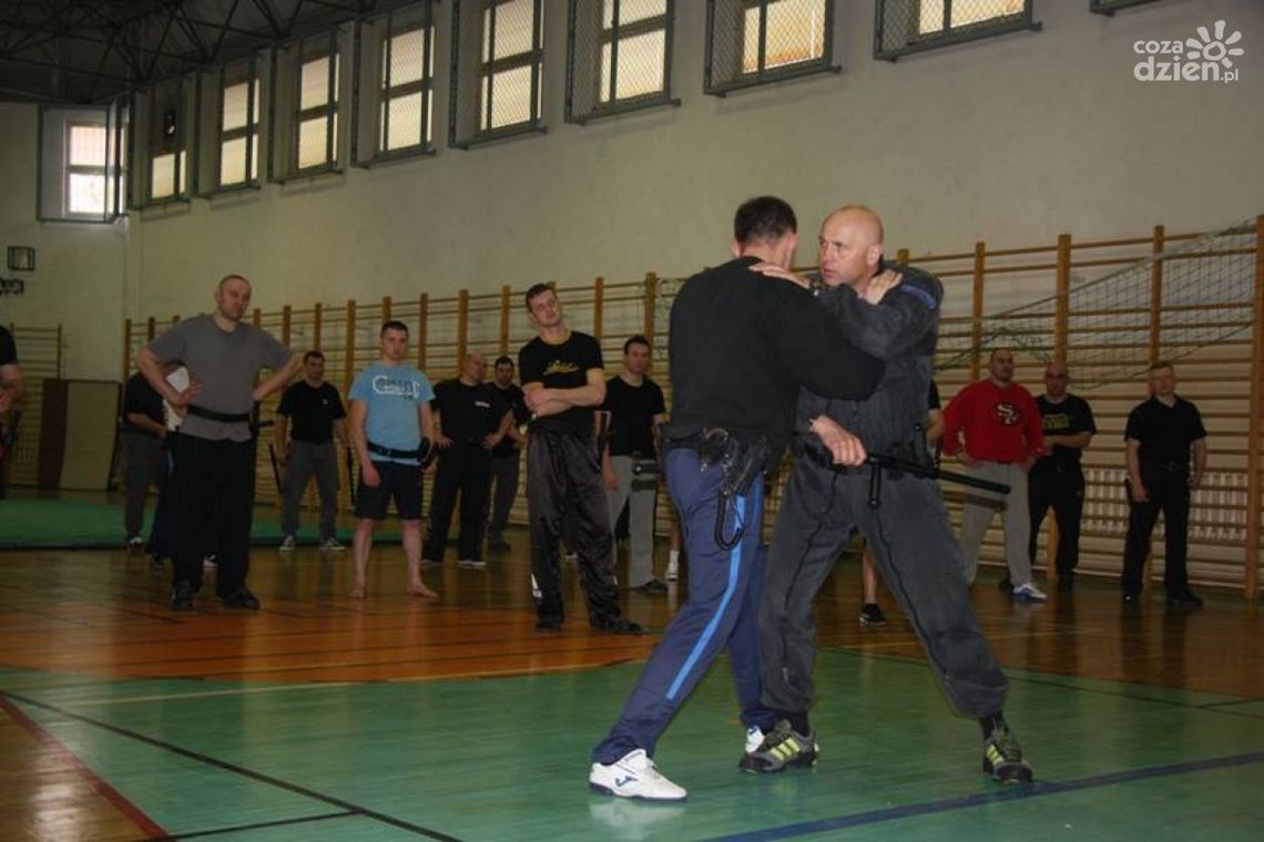 Policjanci ćwiczyli techniki ataku i obrony Policjanci ćwiczyli techniki ataku i obrony