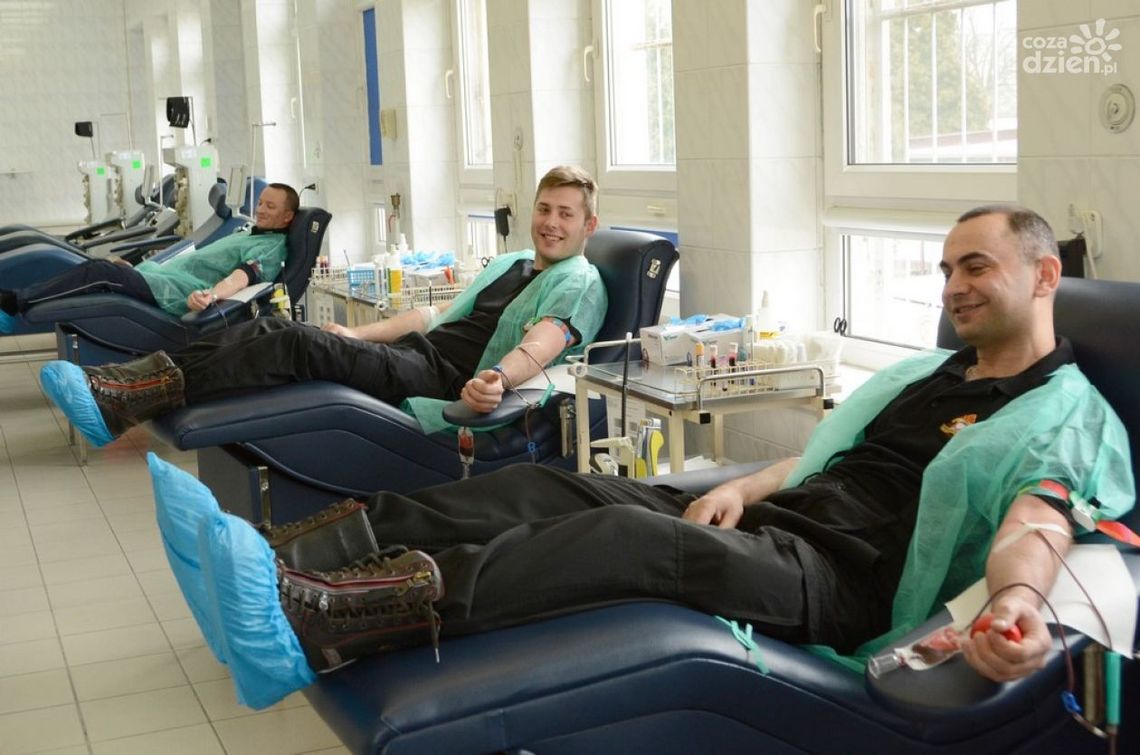 Policjanci i strażacy oddali krew