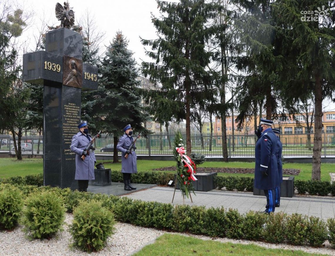 Policjanci oddali hołd ofiarom zbrodni katyńskiej