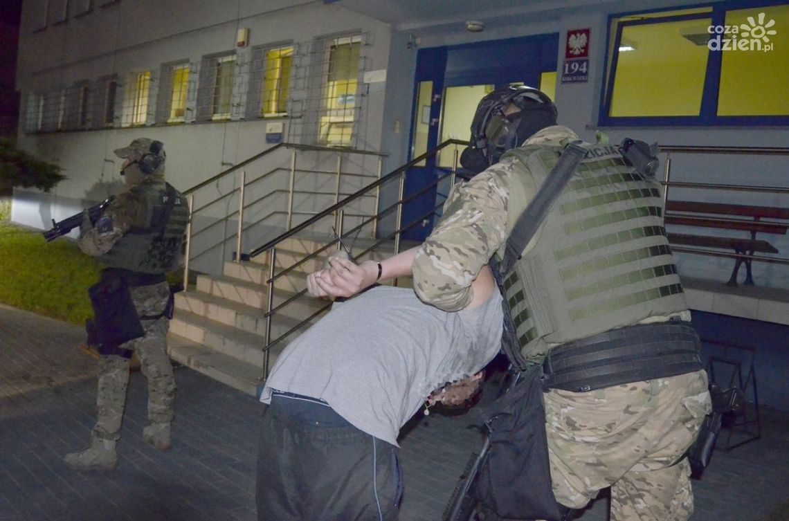 Policjanci przejęli kilogram narkotyków i broń