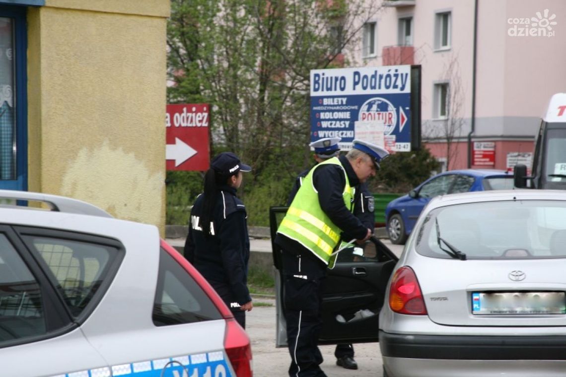 Policjanci sprawdzają bezpieczeństwo pieszych