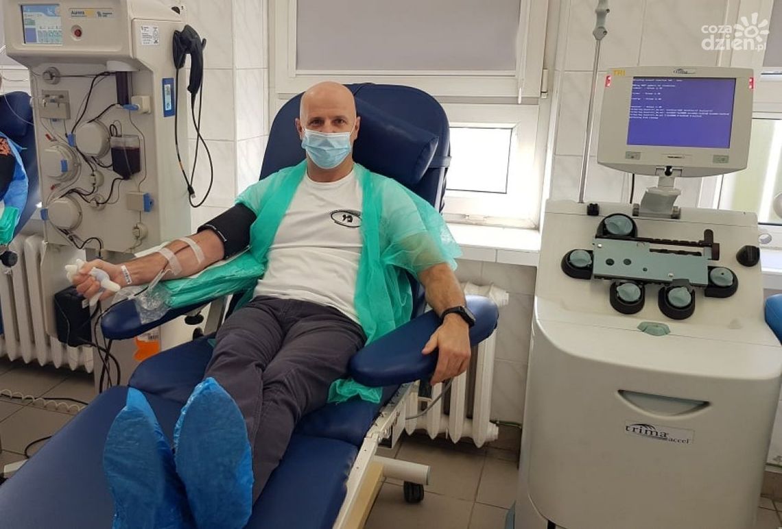 Policjanci z Komendy Miejskiej Policji w Radomiu oddają osocze