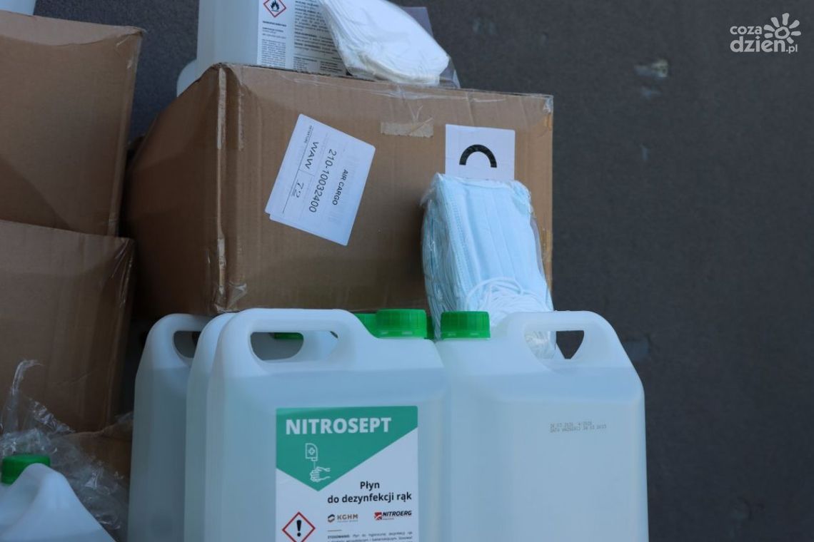 Policjanci z Mazowsza otrzymali środki ochrony sanitarnej Policjanci z Mazowsza otrzymali środki ochrony sanitarnej