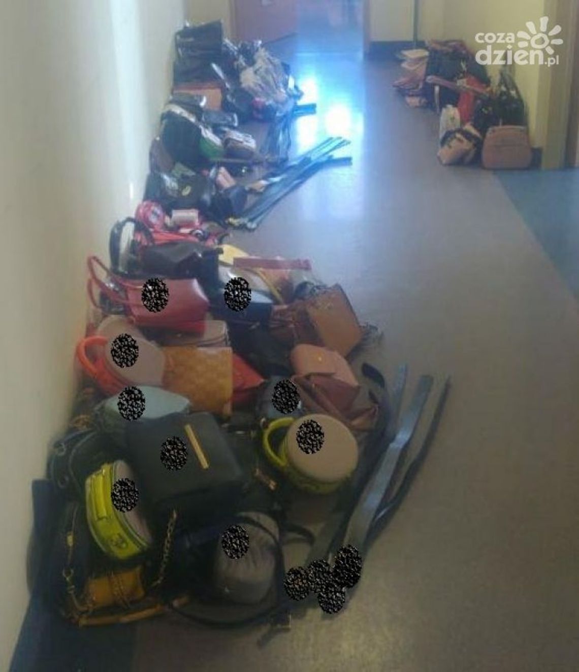 Policjanci zabezpieczyli nielegalną odzież