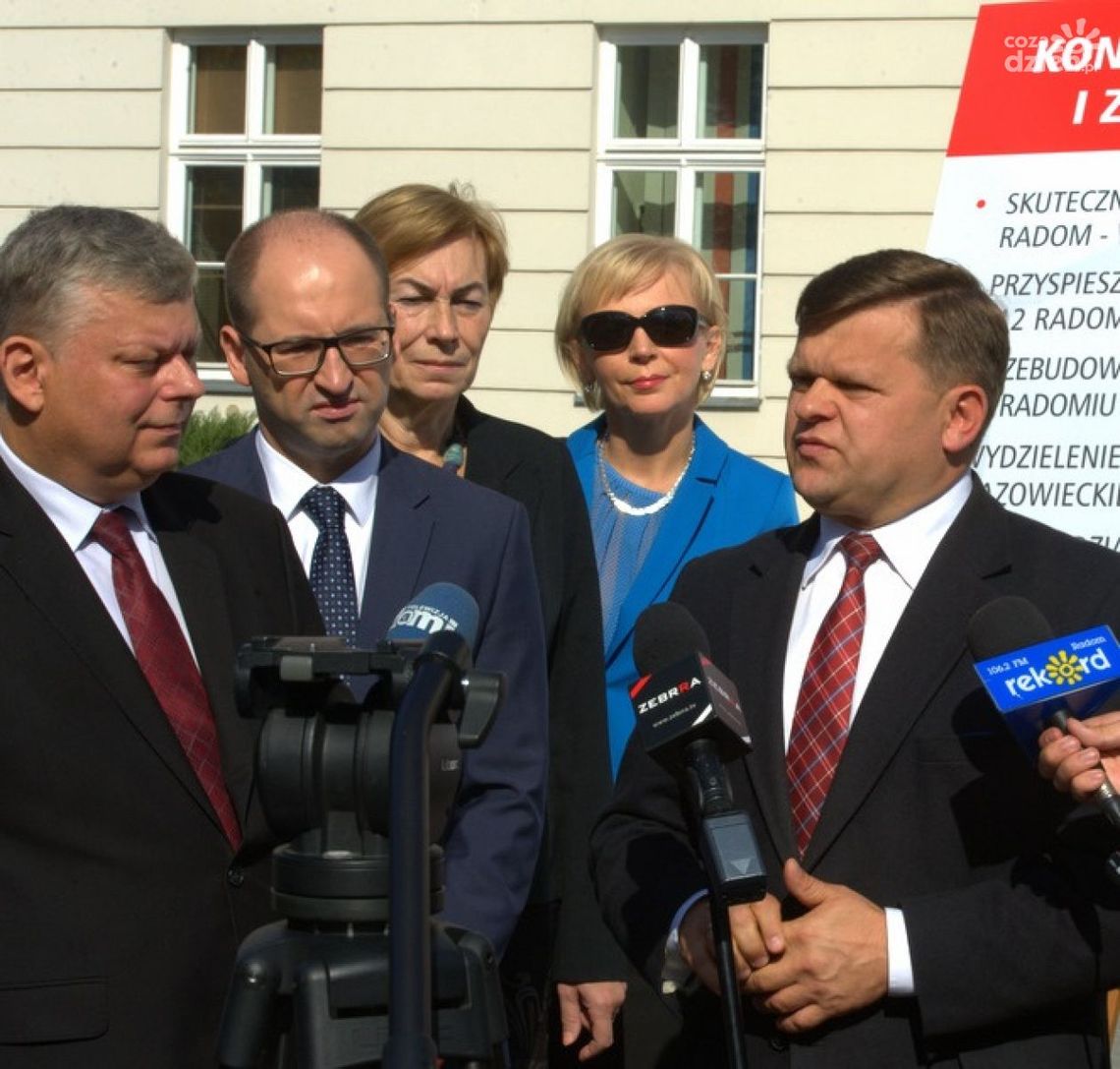 Politycy PiS podpisali kontrakt dla Radomia Politycy PiS podpisali kontrakt dla Radomia