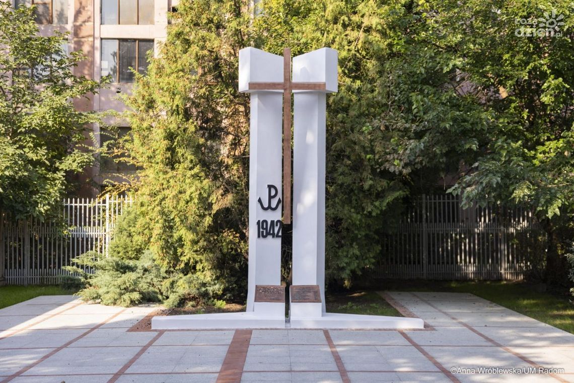 Pomnik upamiętniający zamordowanych pracowników Fabryki Broni odnowiony