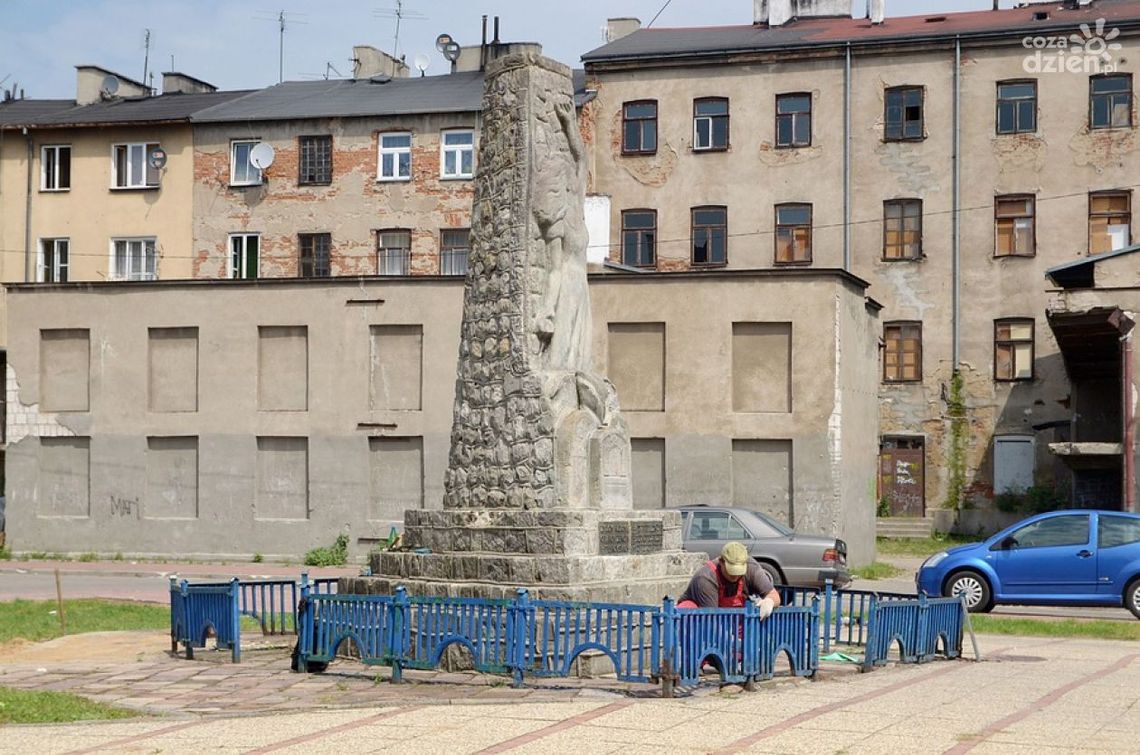 Pomnik Żydów Radomia oczyszczony. Na placu będą ławki
