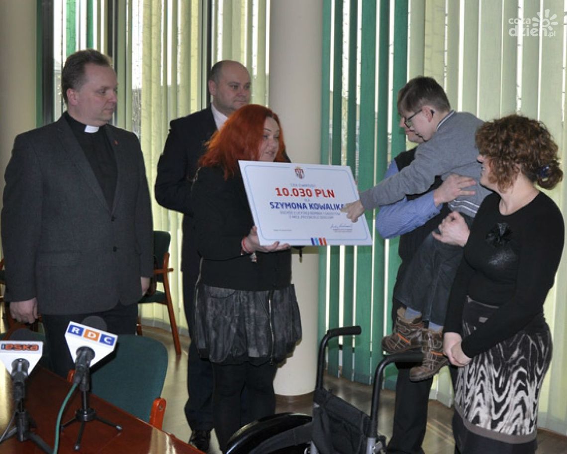 Ponad 10 tys. zł z malowania bombek dla chorego Szymona