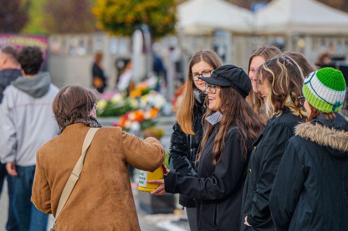 Ponad 28 tysięcy złotych zebrano podczas kwesty na cmentarzu przy Limanowskiego Ponad 28 tysięcy złotych zebrano podczas kwesty na cmentarzu przy Limanowskiego
