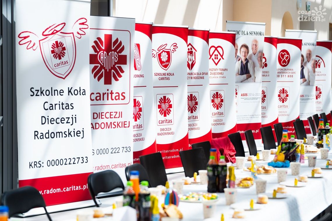 Ponad 300 posiłków i tysiące paczek – Caritas podsumowuje śniadanie wielkanocne