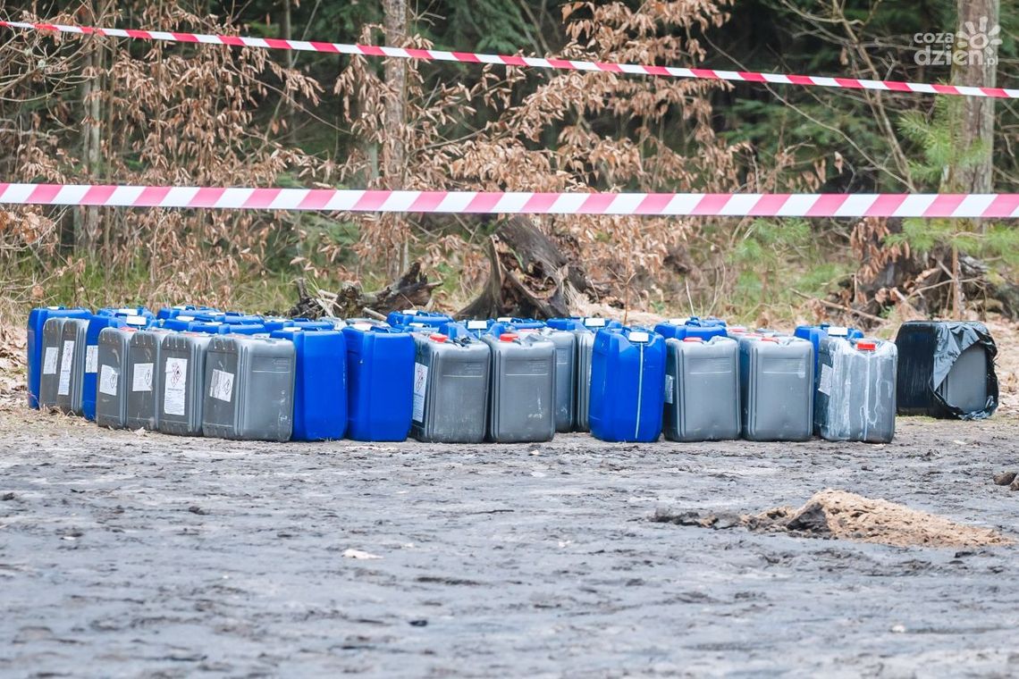 Ponad tysiąc litrów substancji chemicznej w lesie